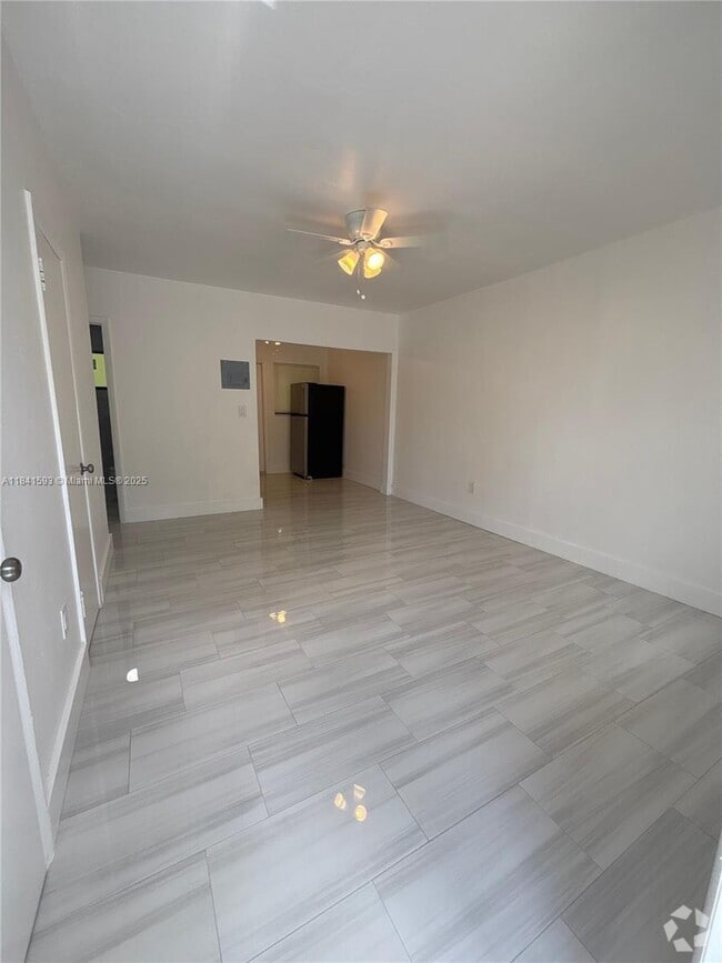 Building Photo - 671 SW 7th St Unit 4 Rental