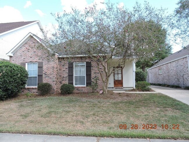 Building Photo - Desirable Greenbriar Hollow Subdivision