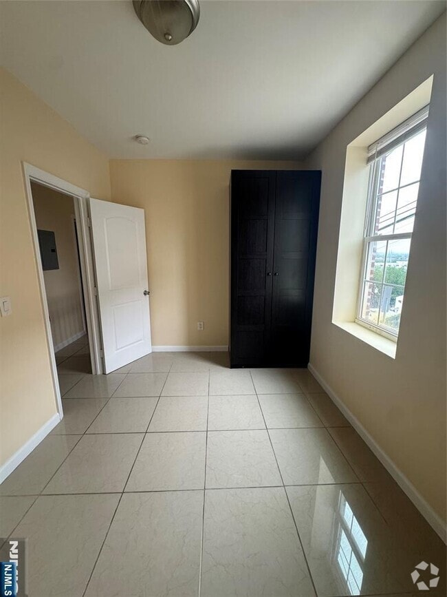 Building Photo - 183 Thorne St Unit 1F Rental