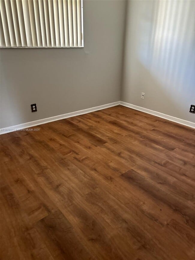 Building Photo - 112 Lake Emerald Dr Unit 207 Rental