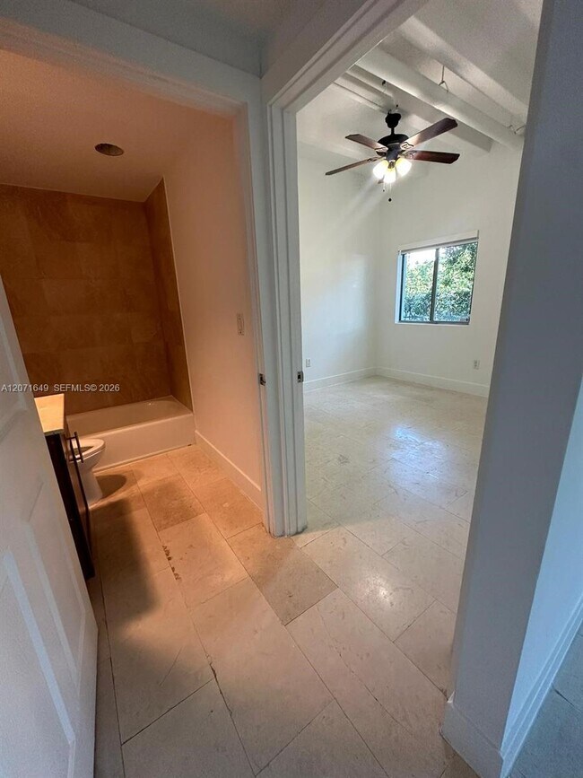 7728 Collins Ave Unidad 1