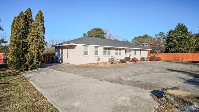 Building Photo - 1203 Governors Dr SE Rental