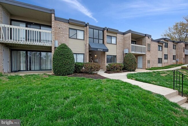 Building Photo - 6302 Hil-Mar Dr Unit 6-2