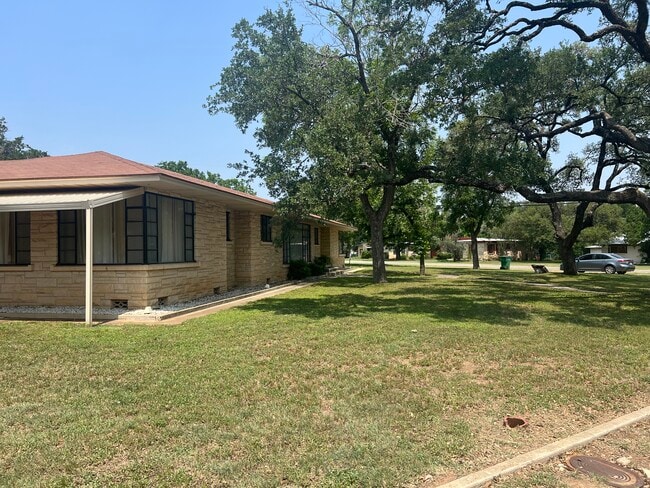 Building Photo - 803 Pecan St Unit 803 Pecan#3 Rental