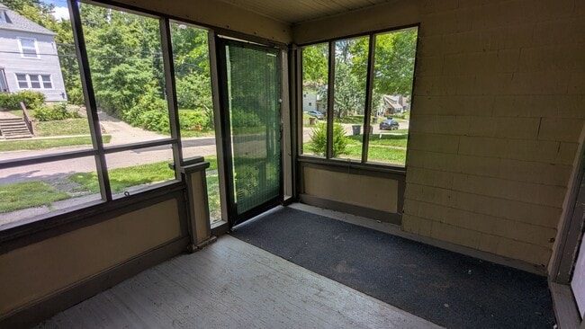 Photo - Spacious 4-bedroom, 2-bath home in Akron