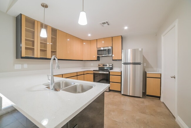 Photo - 631 W Lindner Ave