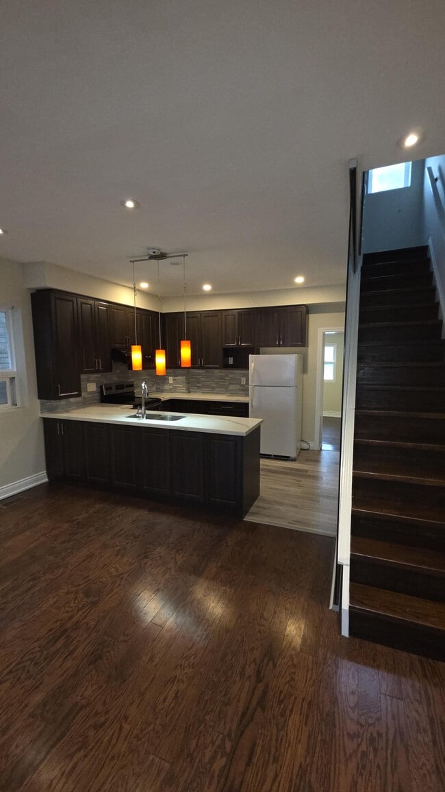 Building Photo - 1311 Gerrard St E Unit 1