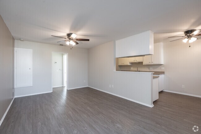 1BR, 1BA - 740SF - Living Room