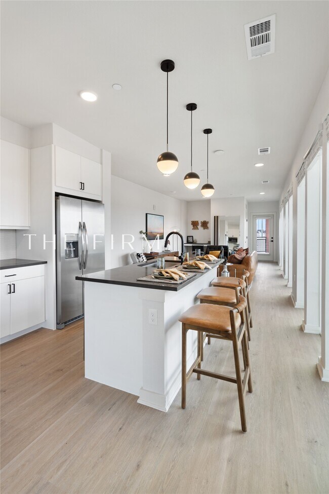 Building Photo - 3001 W 11th St Unit 537