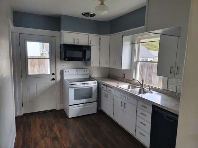 Photo - Beautiful 4-Bedroom Home In The Garland Di...