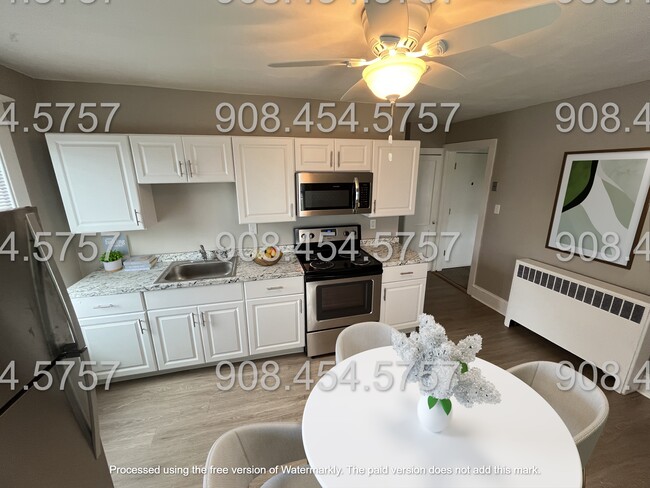 kitchen - 720 Sigsbee Ave Apartments