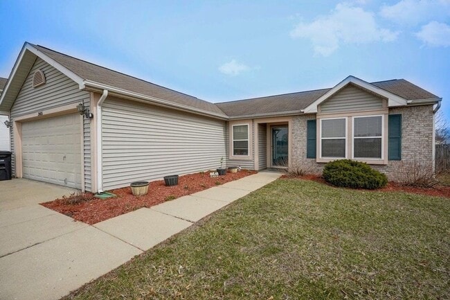 Building Photo - South side 3 Bedroom, 2 Bath Home, w/ 2 car attached garage