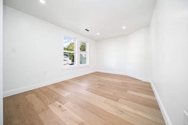 Building Photo - 11 Knollin St Unit 2