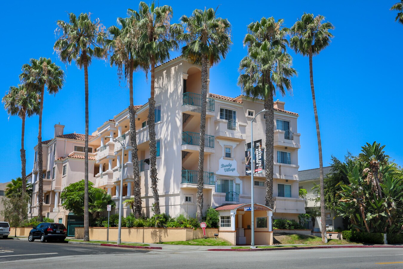 EXTERIOR DE PALMERAS - 1337 South Bundy Drive Apartamentos