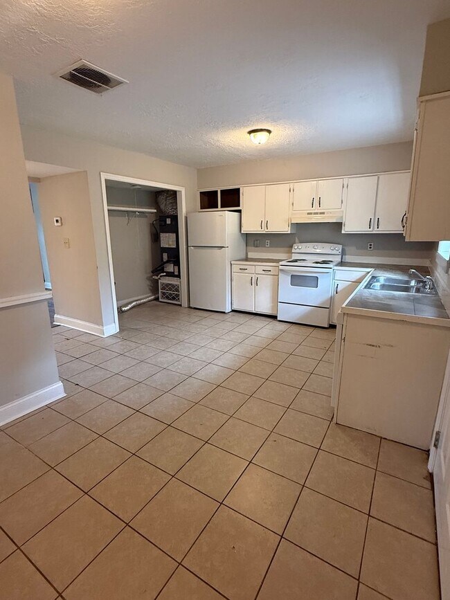 Photo - 810 Schmitt Rd