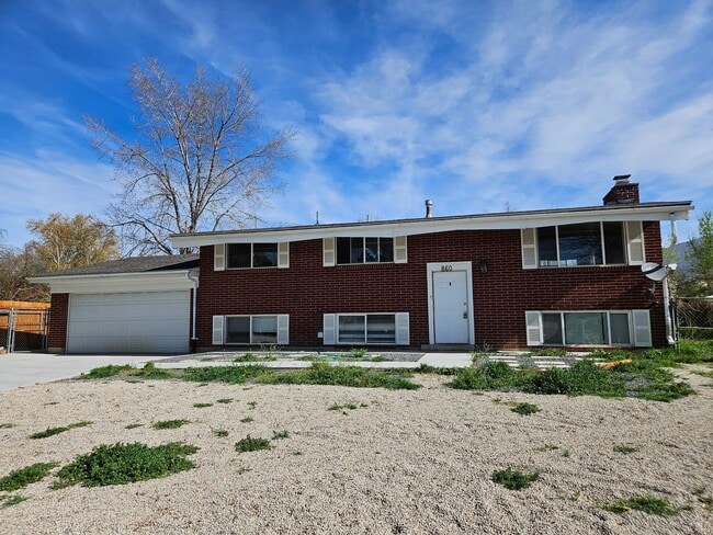 Photo - Beautiful 5 Bedroom home in Great Layton Location!