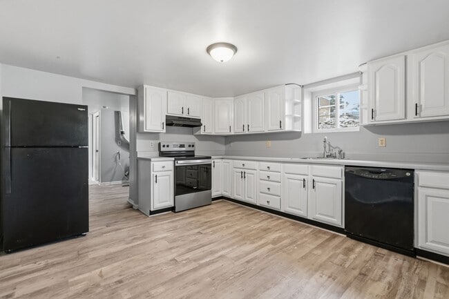 Building Photo - Newly Renovated 2 bedroom home in Carnegie available now!
