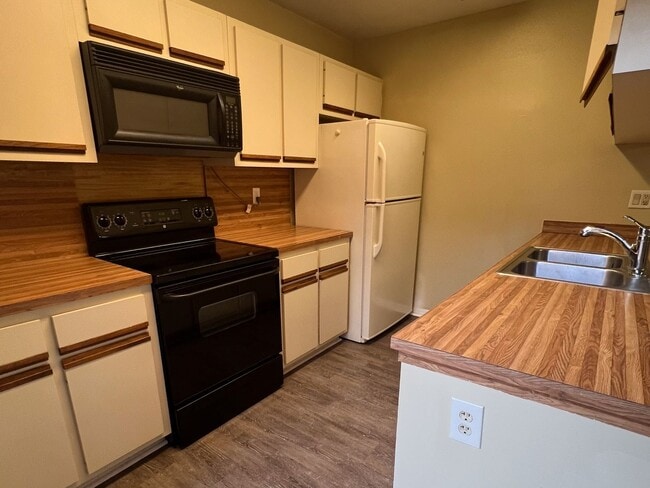 Photo - Two-Bedroom 2 story townhome- Prime location off Conroy near Millenia!!