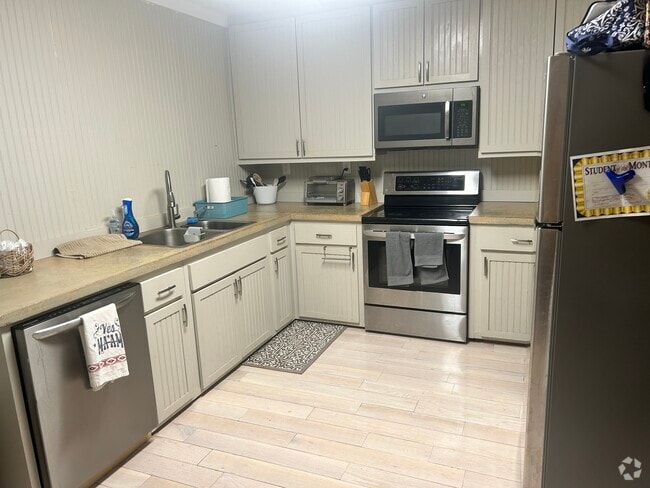 Building Photo - 213 W 12th St Unit 1 - 2 Bed 1 Bath Rental