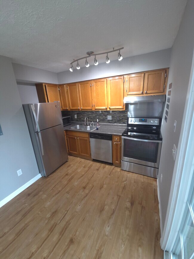 Cocina con salida al patio y comedor. - 366 E Mithoff St