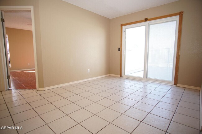 Photo - 637 Woodcrest Ln
