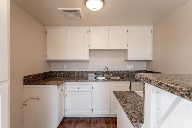 2BR, 2BA - 915 SF