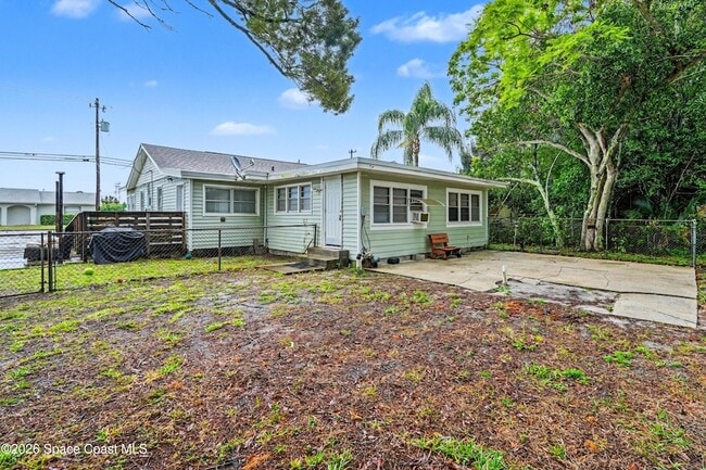 Building Photo - 1708 Pine St Unit 2