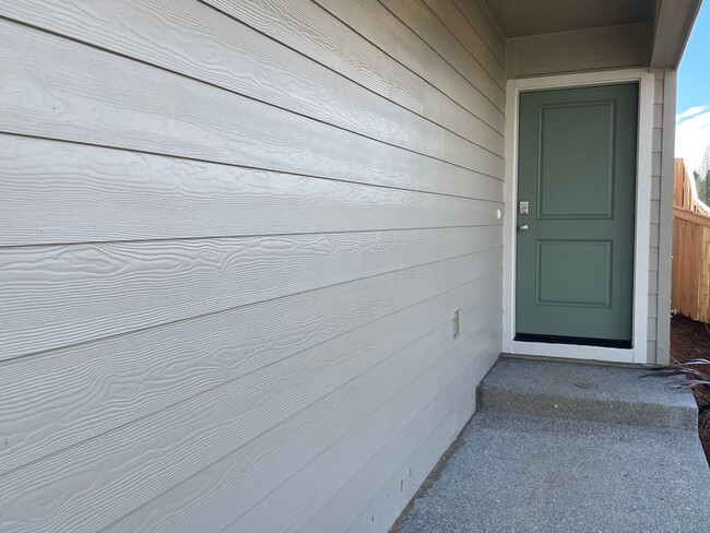 Photo - GORGEOUS 4 BED/2.5 BATH! HIGH END FINISHES ! SPACIOUS ROOMS ! FENCED BACK YARD !