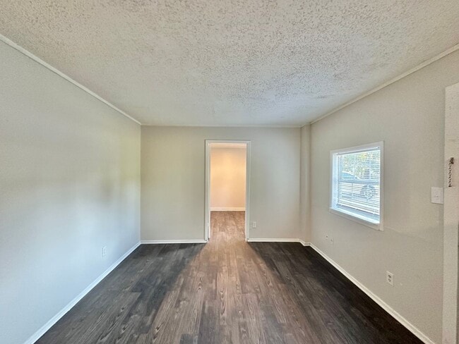 Photo - Available Now! 2 Bedroom, 1 Bath (Plus Bon... Unidad A