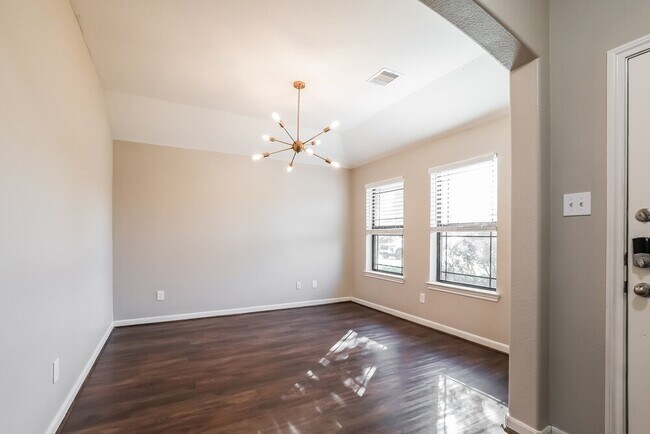 Photo - 19207 Silver Dapple