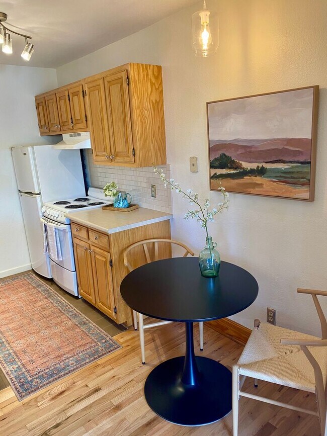 Photo - Sunny, Cozy 1 Bedroom Condo - Available for Move-in Now! Unidad 1