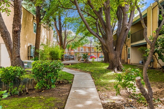Cloverleaf Apartments