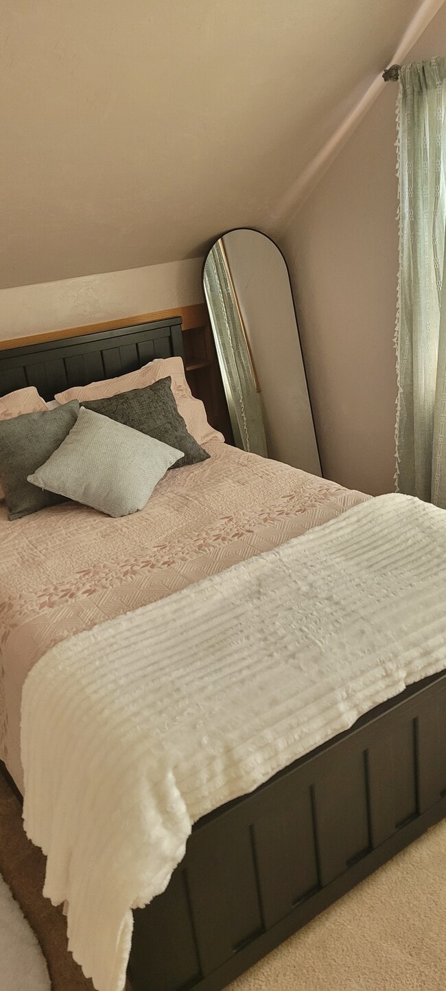 Building Photo - 1055 NE Grandview Dr