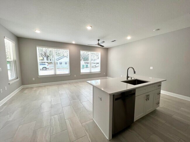 Photo - 215 Allen St