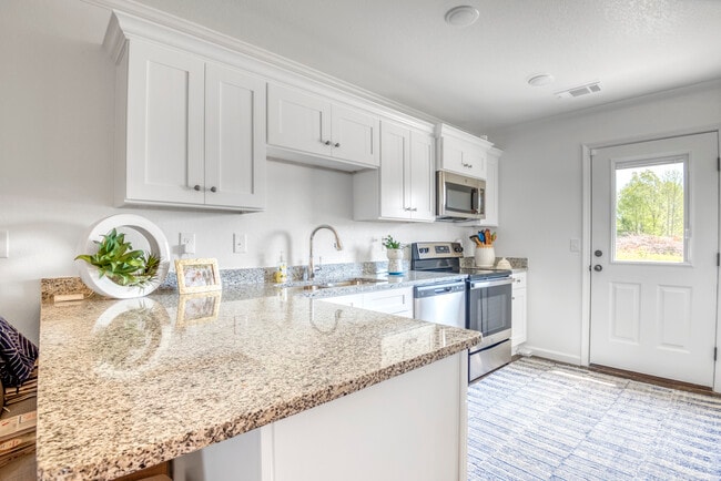 Flat Kitchen - Deerfield Crossing Apartments