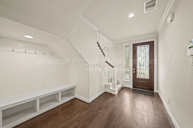 Photo - 2025 Cambridge Heights Pl