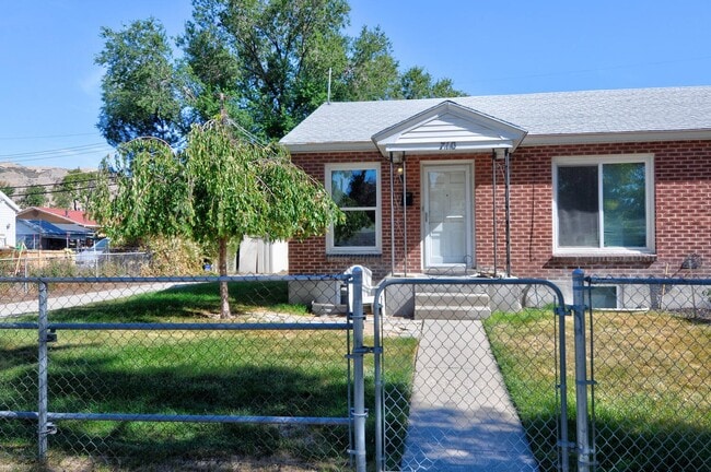 Building Photo - 710 N Oakley St