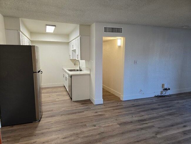 Photo - Courtyard 525 Apartments