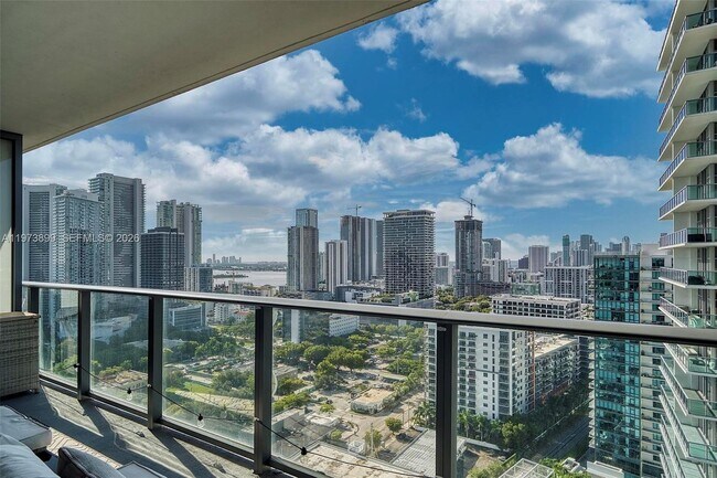 Photo - 121 NE 34th St Unidad 2502