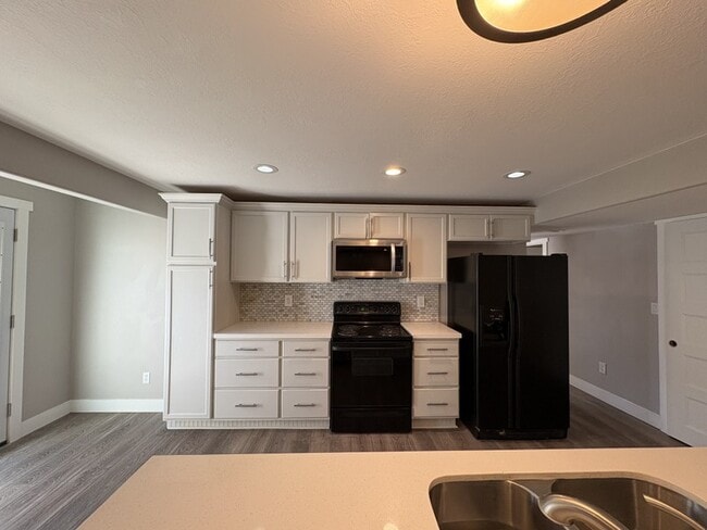 Photo - 975 E 2850 N