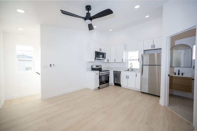 Building Photo - Top Floor 1 Bed 1 Bath Apartment Unit 4322 48th St -  2