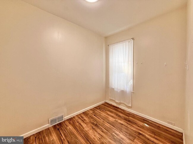 Photo - 570 Line St