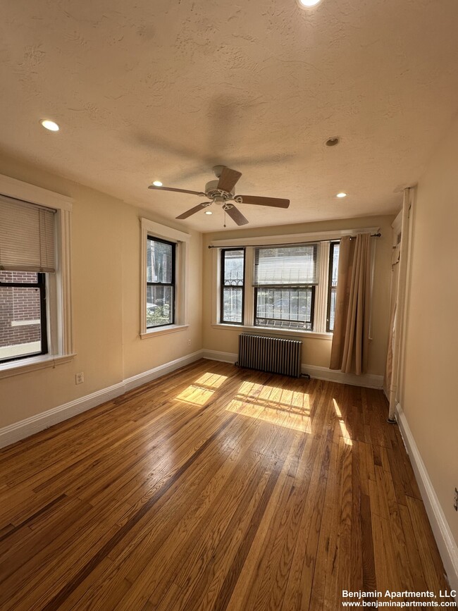 Building Photo - 239 Kelton St Unit 3 Rental