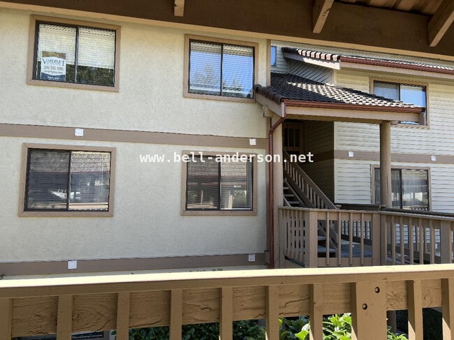 Building Photo - Renton Condo Unit E20