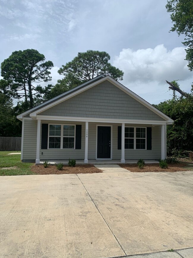 3 Bedroom 2 Bath House on Avondale Ave. - 3 Bedroom 2 Bath House on Avondale Ave.