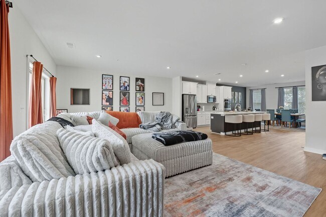 Photo - 709 Thomas Ln