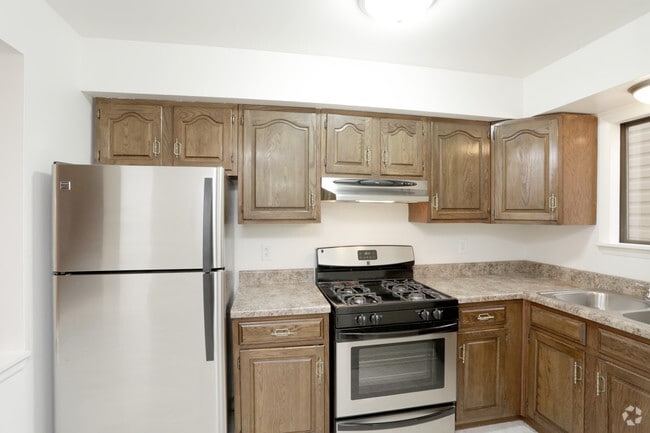 3 Bedroom Unit E - Kitchen - Green Meadows Apartments