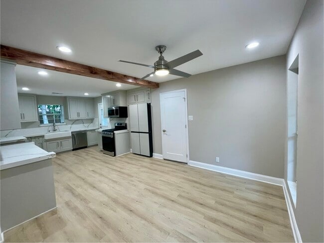 Photo - 1433 Pickwick Ln