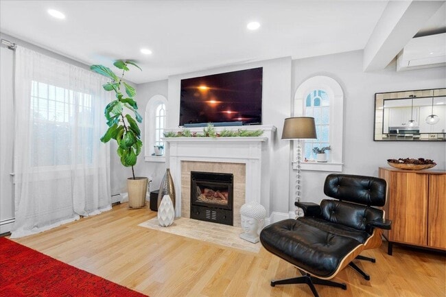 Photo - 165 Taylor St