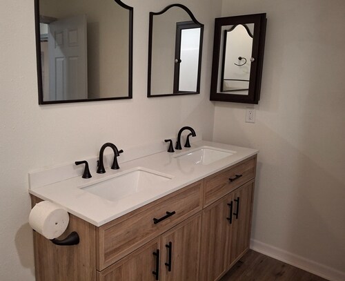 Photo - 140 Watters St